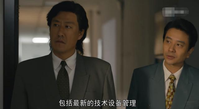 人世间:整洁的军大衣,和残缺的一条腿,暗示水自流的身世不简单(图1) 人世间:整洁的军大衣,和残缺的一条腿,暗示水自流的身世不简单(图1)