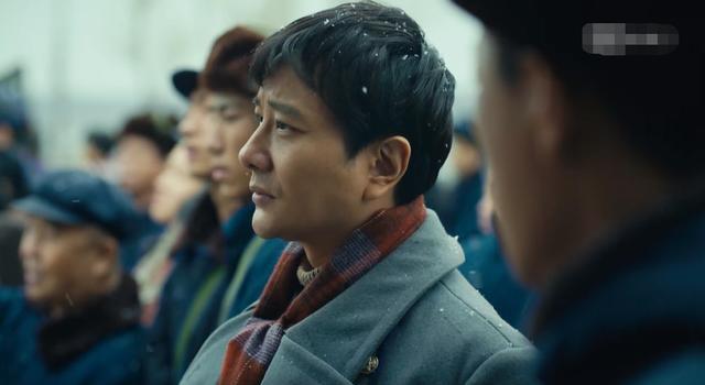 人世间:整洁的军大衣,和残缺的一条腿,暗示水自流的身世不简单(图7) 人世间:整洁的军大衣,和残缺的一条腿,暗示水自流的身世不简单(图7)