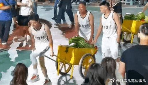 白岩松谈“孩子刷手机上瘾”，撒贝宁果然是央视显眼包，大秀舞蹈(图2)