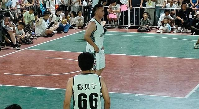 白岩松谈“孩子刷手机上瘾”，撒贝宁果然是央视显眼包，大秀舞蹈(图7)