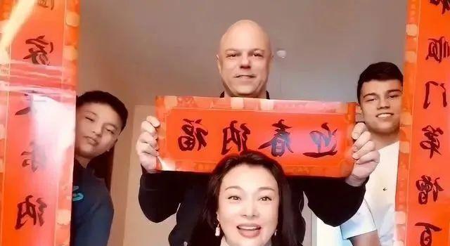 史可俩混血儿子长大了！老大肌肉健壮似施瓦辛格，老二瘦削颜值最高(图13)