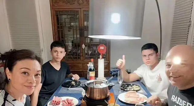 史可俩混血儿子长大了！老大肌肉健壮似施瓦辛格，老二瘦削颜值最高(图14)