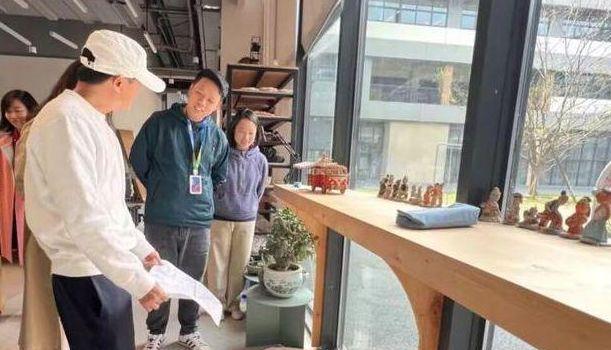 58岁马云现身萨拉热窝，喝平价可乐接地气，身上T恤不足700元(图15)