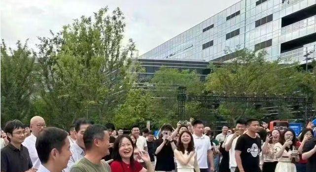 58岁马云现身萨拉热窝，喝平价可乐接地气，身上T恤不足700元(图17)