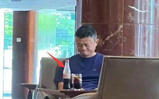 58岁马云现身萨拉热窝，喝平价可乐接地气，身上T恤不足700元(图5)