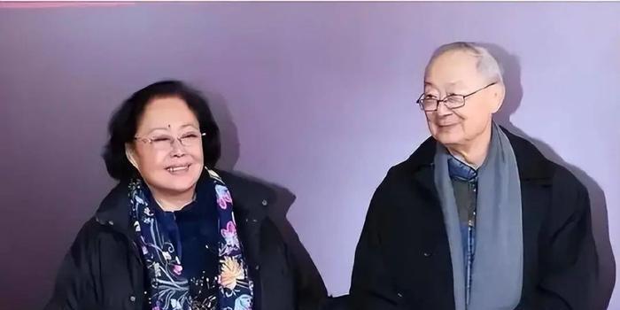 斯琴高娃近况：3婚2离，瑞士老公去世，如今依旧在国内坐轮椅拍戏(图9)