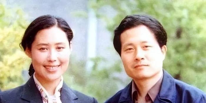 斯琴高娃近况：3婚2离，瑞士老公去世，如今依旧在国内坐轮椅拍戏(图5)