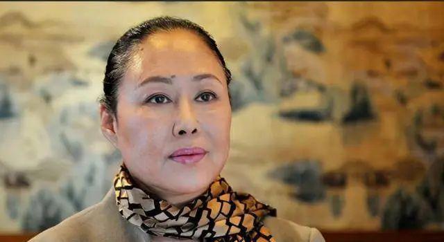 斯琴高娃近况：3婚2离，瑞士老公去世，如今依旧在国内坐轮椅拍戏(图8)
