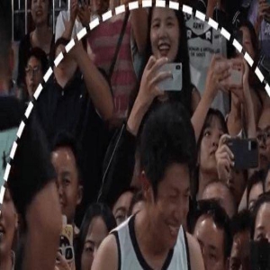 白岩松谈“孩子刷手机上瘾”，撒贝宁果然是央视显眼包，大秀舞蹈