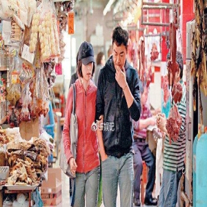 刘青云郭蔼明难得出国旅游 两人开心购物刘青云负责拿着战利品