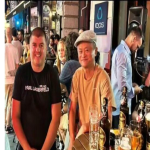 58岁马云现身萨拉热窝，喝平价可乐接地气，身上T恤不足700元