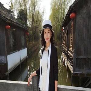 王艺璇：她因爱退圈做家庭妇女，遭插足离婚，现44岁为儿子仍单身