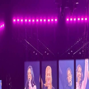 Jennie疑似在舞台上发呆走神，队友Rosé及时发现拍她，她才惊醒