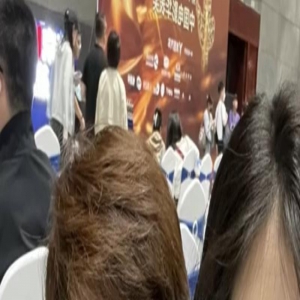 徐朵晒父女合照庆父亲节！冯小刚满脸光滑，无惧亲生与否大胆表白
