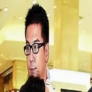 贾静雯与孙志浩女儿梧桐妹18岁了，穿着大胆又自信，父亲很宠爱她