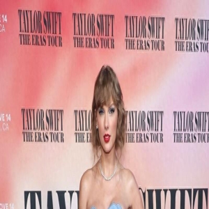 Taylor Swift参加活动，蓝色镂空礼服，温柔甜美