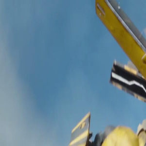 激战正酣!《变形金刚7》曝预告 史诗交锋震撼难挡