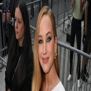 詹妮弗·劳伦斯宣传《不要见怪》 金发飘逸迷人