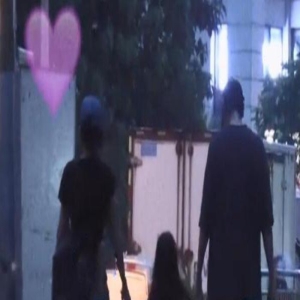 高圆圆赵又廷带女儿街头散步，一家三口边走边聊画面温馨幸福